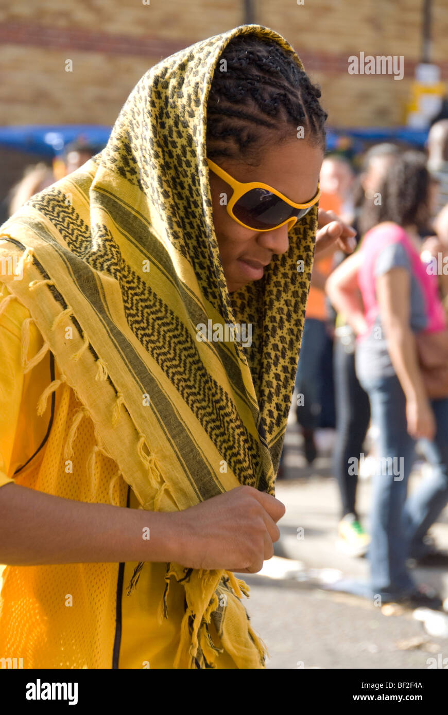infancia santo División Hombre con bufanda amarilla en la cabeza Fotografía de stock - Alamy