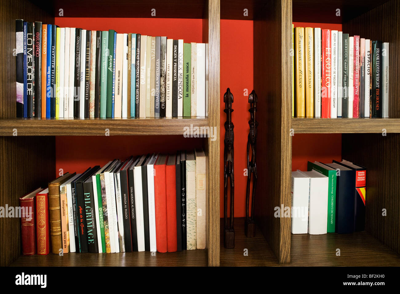 Estante De Libros En Casa Fotos e Imágenes de stock - Alamy