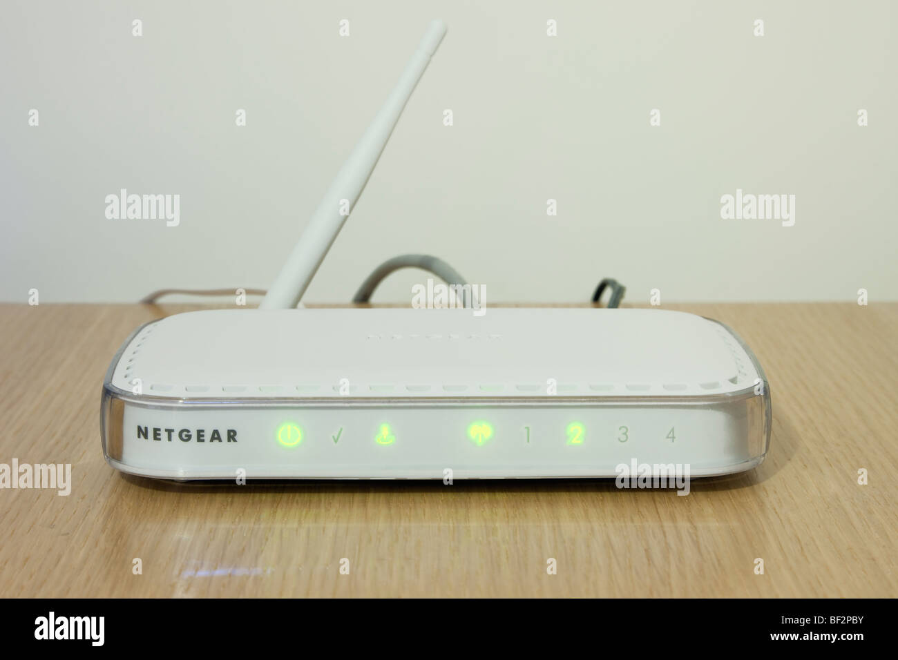Router de banda ancha inalámbrico Netgear módem encendido para ir en línea. Inglaterra Gran Bretaña Foto de stock