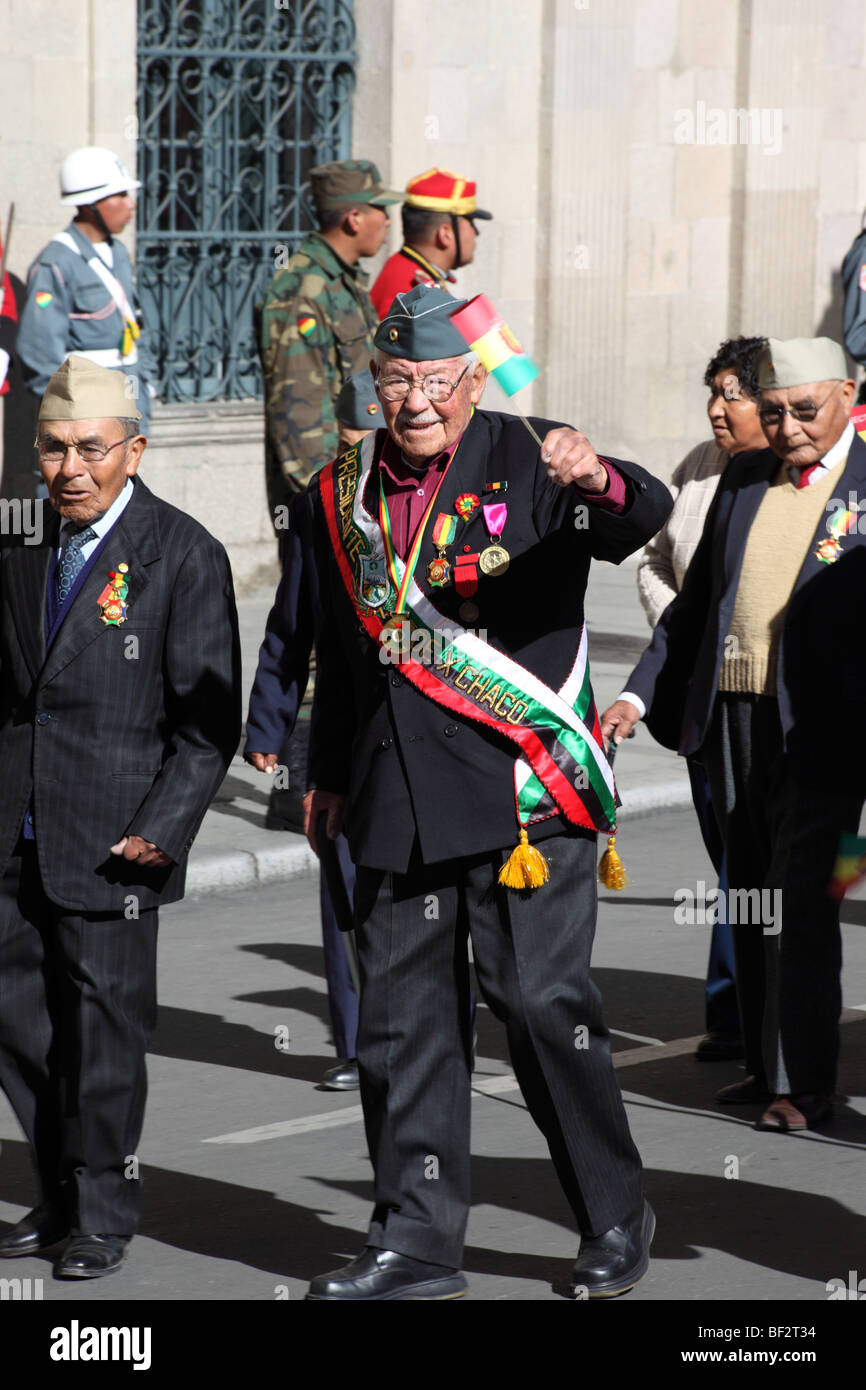 Los veteranos de la Guerra del Chaco pasar el palacio presidencial durante el día de la Independencia (6 de agosto), desfiles, la Plaza Murillo, La Paz , Bolivia . Foto de stock