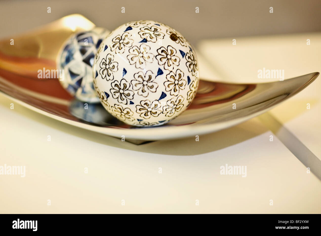 Las bolas sobre una bandeja decorativa Fotografía de stock - Alamy