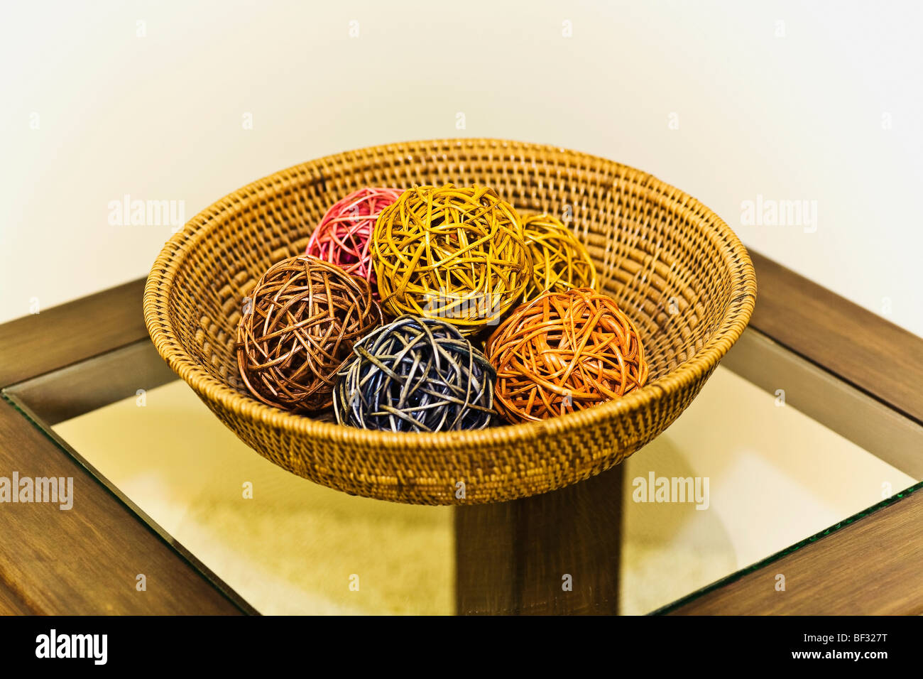 Bolas decorativas en una cesta de mimbre en una tabla Fotografía de stock -  Alamy