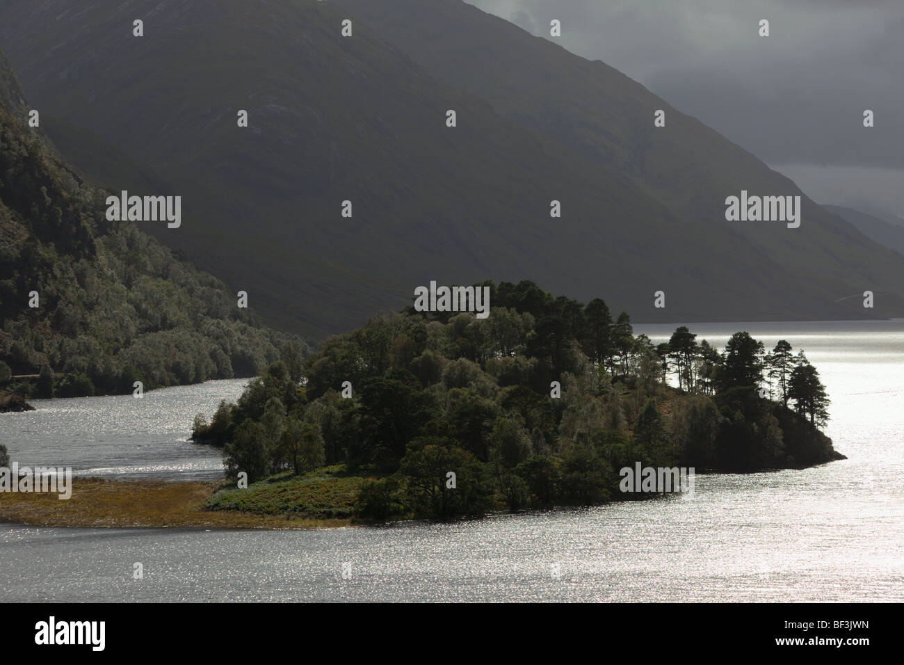 Isla de Glenfinnan Loch Shiel región de Tierras Altas de Escocia Foto de stock