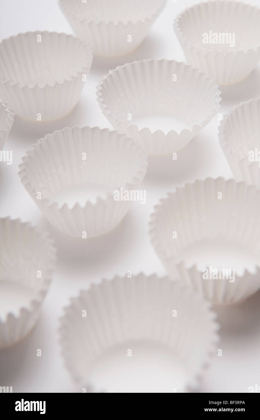 Rellenar los moldes de papel con la masa para hacer magdalenas Fotografía  de stock - Alamy