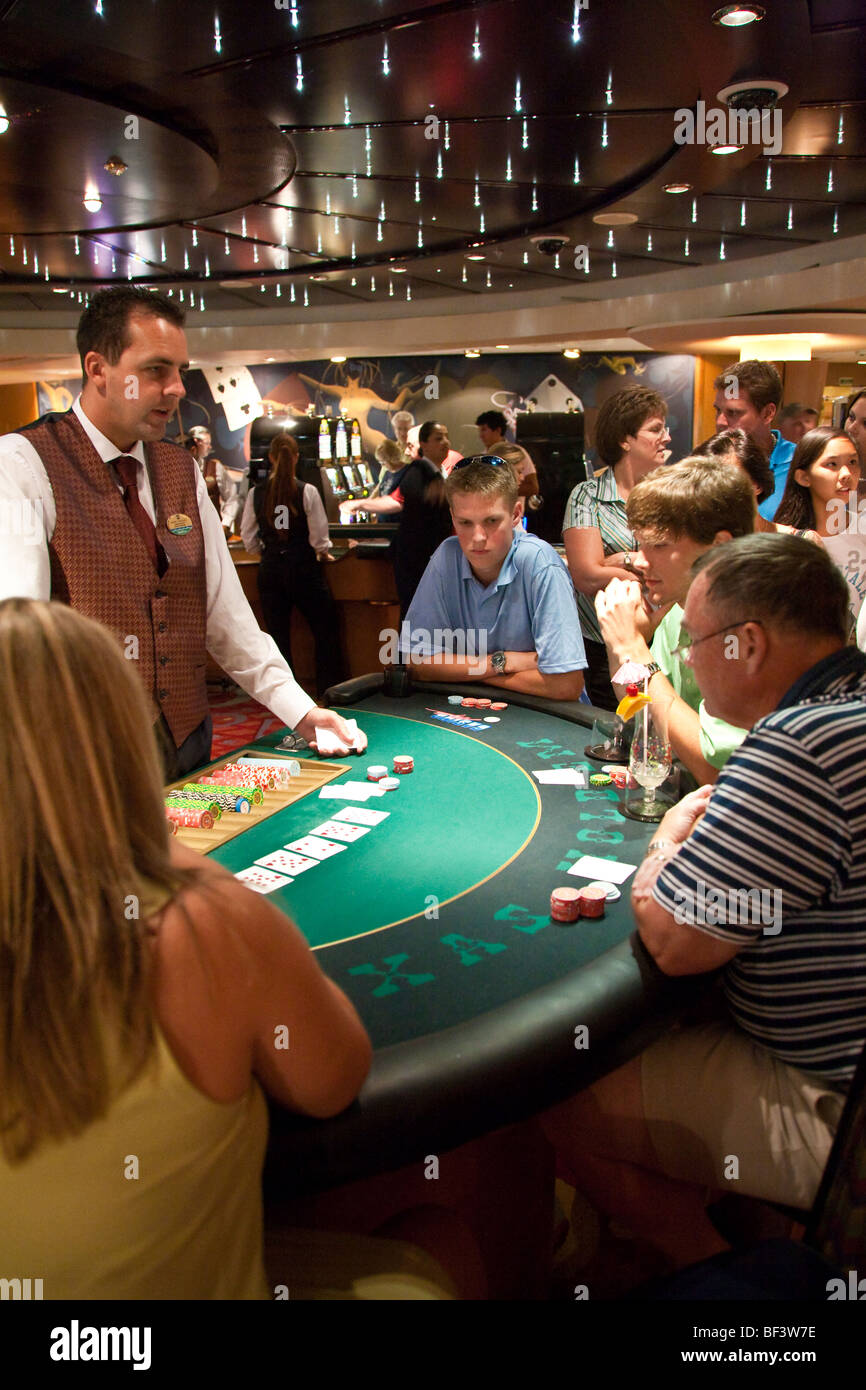 Los pasajeros de los cruceros jugar Texas Holdem torneo en el casino de la soberana de los mares en el mar en Las Bahamas Foto de stock