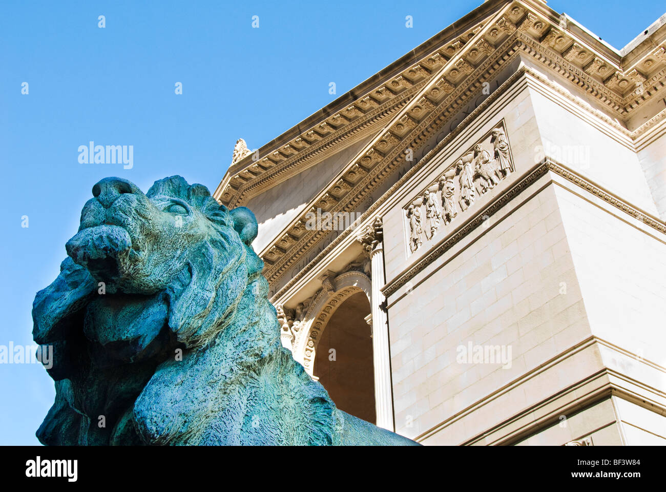 Estatua de león de bronce a la entrada del Instituto de Arte de Chicago, Chicago, Illinois, EE.UU. Foto de stock