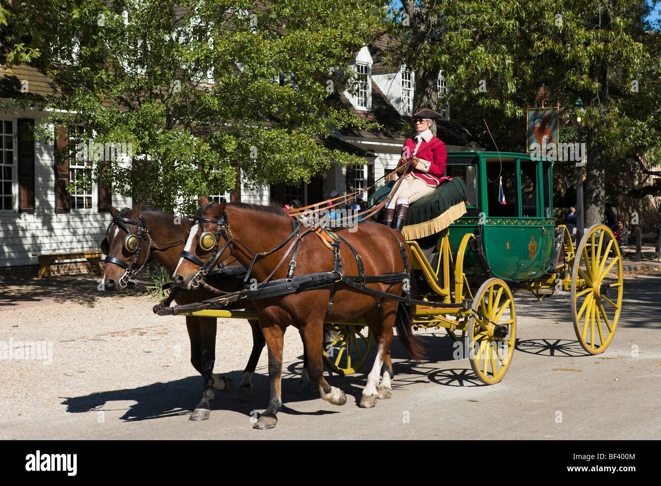 Los caballos y el carro sobre el Duque de Gloucester Street (la calle principal), Colonial Williamsburg, Virginia, EE.UU. Foto de stock