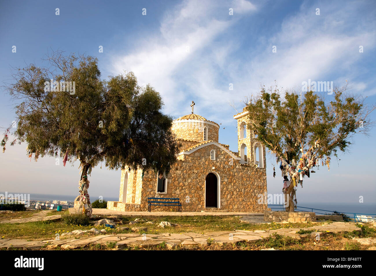 Profitis Ilias iglesia, Wishing Tree, Protaras, Chipre, Grecia, Europa Foto de stock