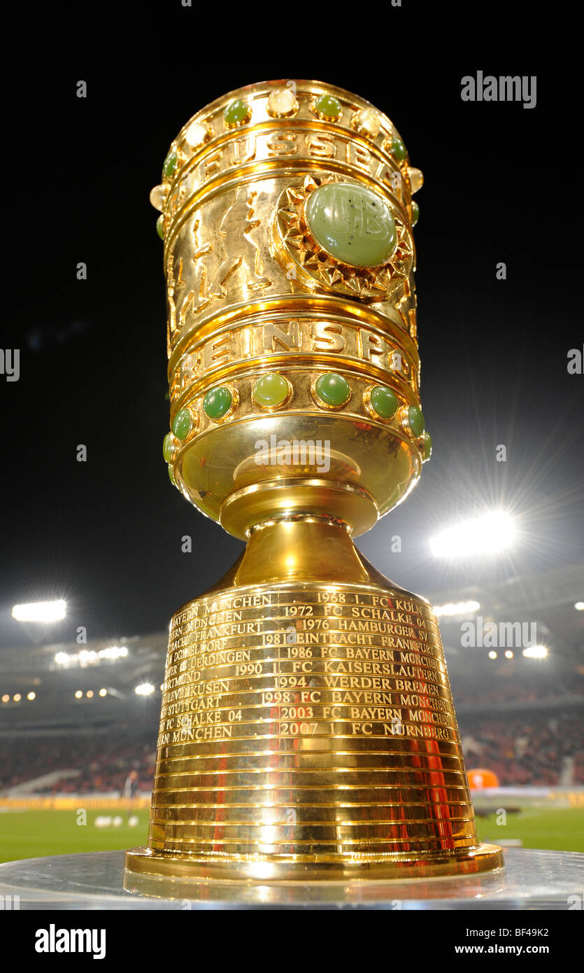 Dfb pokal trophy fotografías e imágenes de alta resolución - Alamy