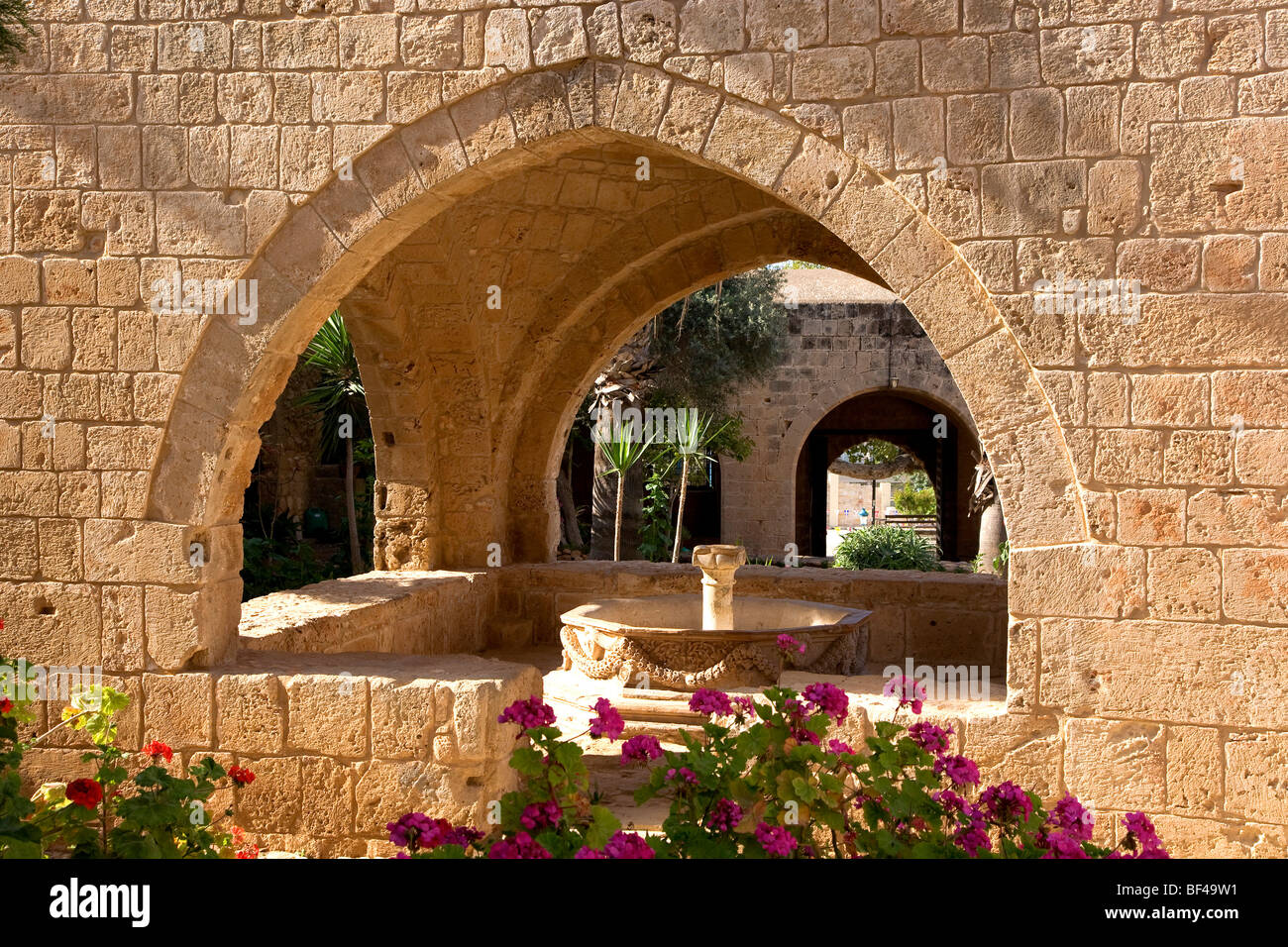 Monasterio, patio, Agia Napa, Chipre, Grecia, Europa Foto de stock