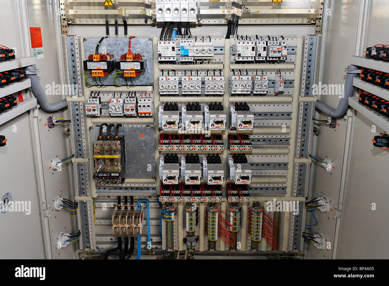 Caja de fusibles, sala de control eléctrico en un edificio industrial en desuso, Duisburg-Wedau, Renania del Norte-Westfalia, Alemania, Europa Foto de stock