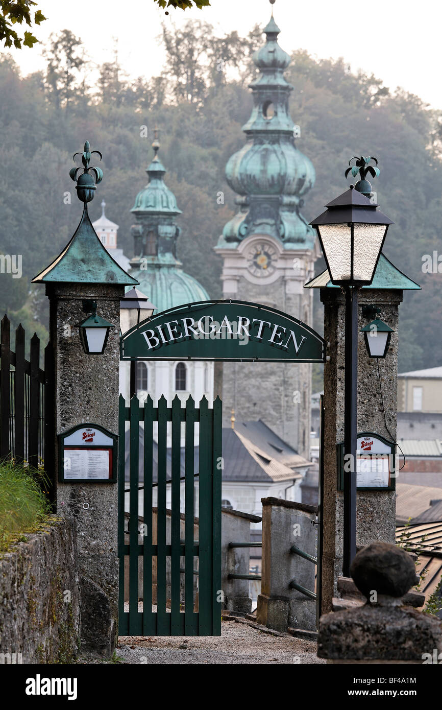 La entrada al jardín de la cerveza, el tradicional restaurante Stieglkeller, Salzburgo, Austria, Europa Foto de stock