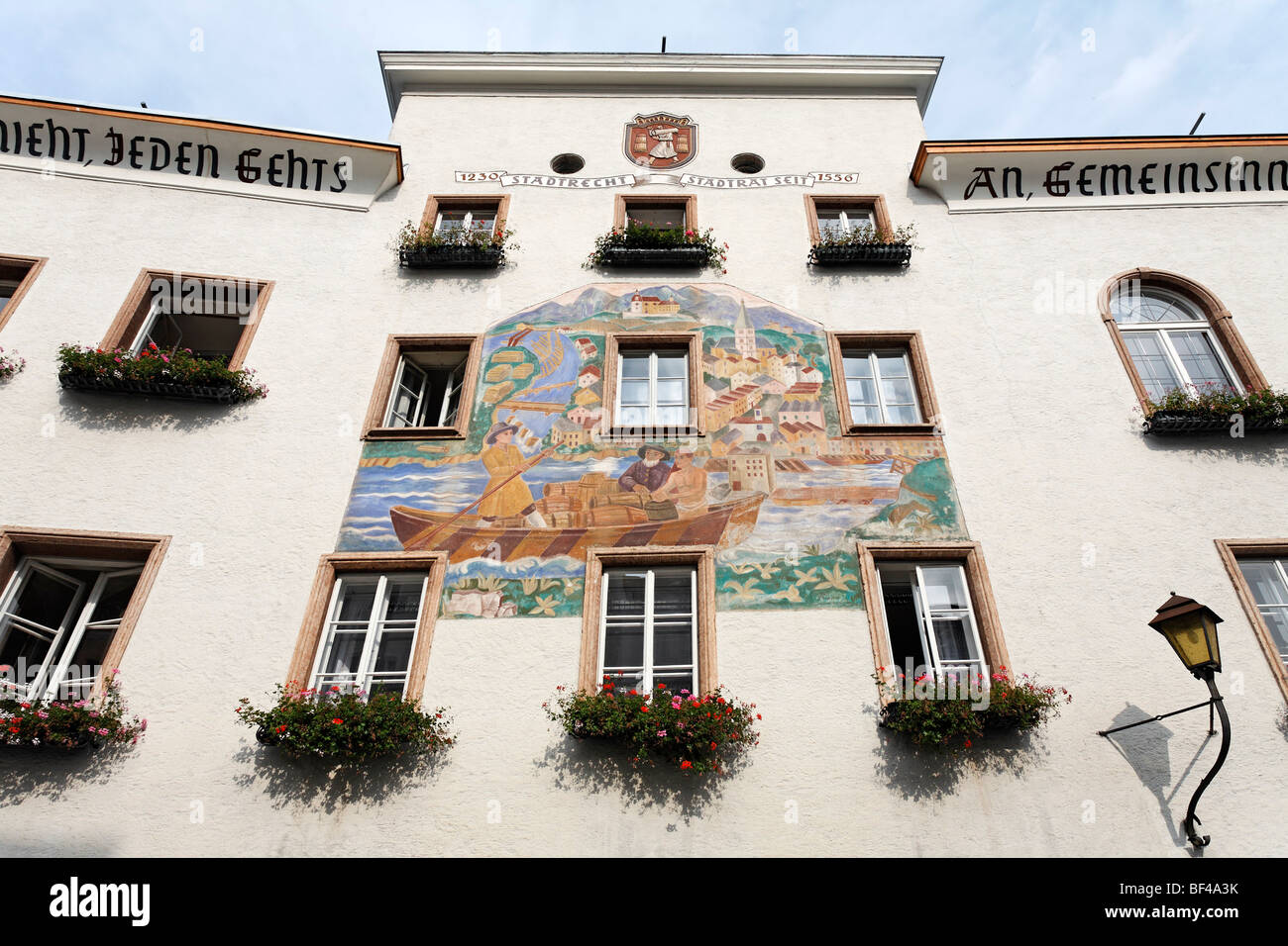 La histórica fachada del ayuntamiento, con pinturas de los 30s, Old Town, Hallein, región de Salzburger Land de Salzburgo, Austria, Europa Foto de stock