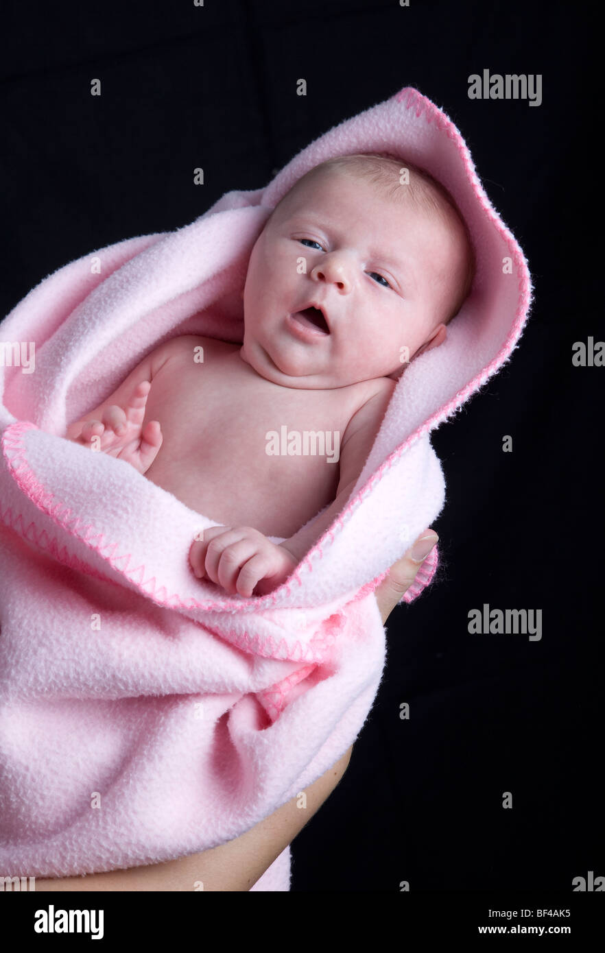 Bebé, niña, de 5 semanas de edad, en brazos de su madre Foto de stock