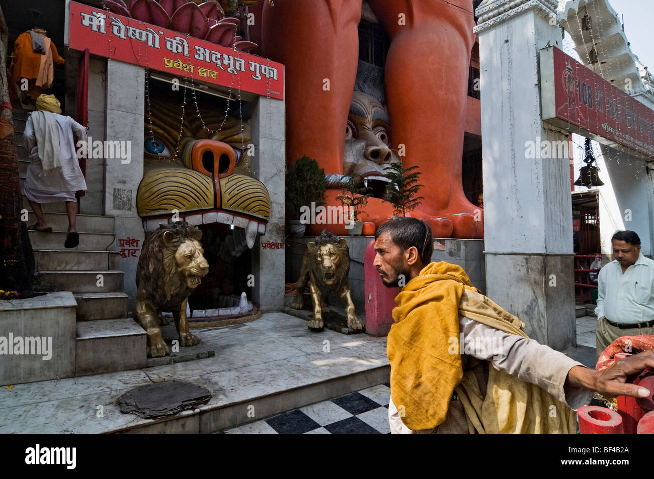 Escena en la entrada del templo de Hanuman, cerca de la estación de metro Jhandewalan, Delhi, India, Asia Foto de stock