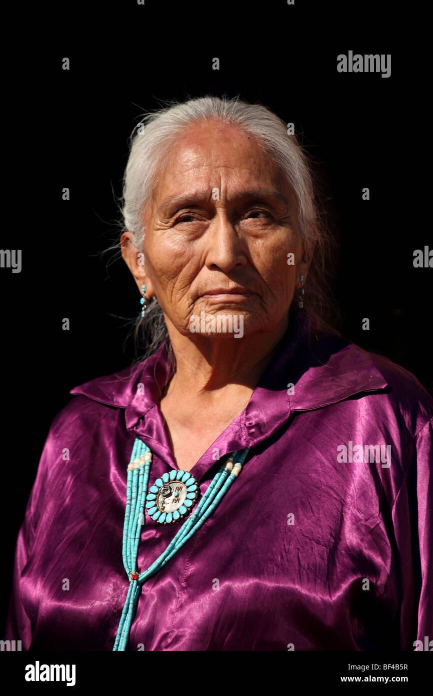 Hermoso anciano Navajo vistiendo tradicionales artesanales joyas de turquesa Foto de stock