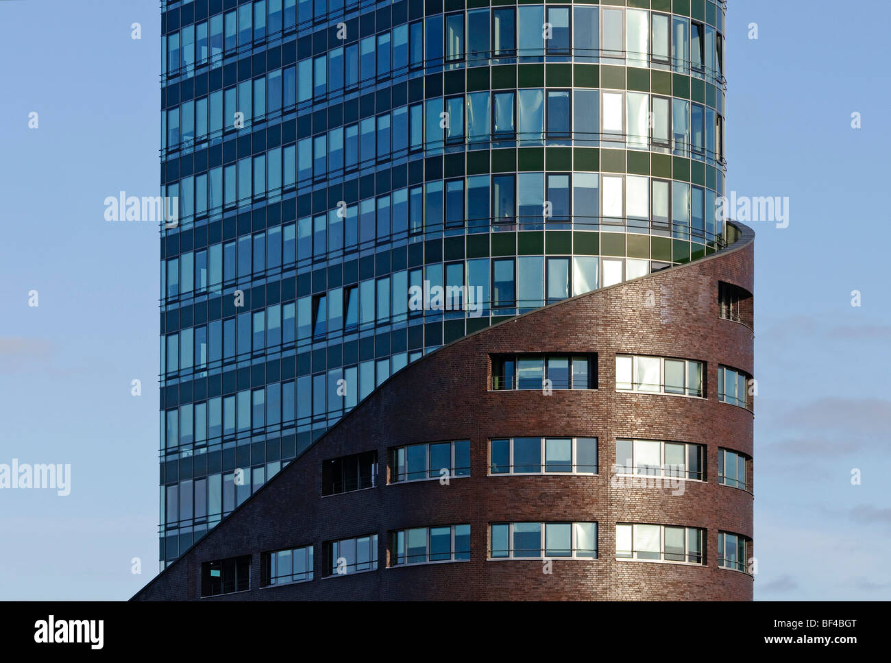 Moderna torre de oficinas Canal y Harburg, Harburg Hafen puerto distrito de Harburg, en Hamburgo, Alemania, Europa Foto de stock