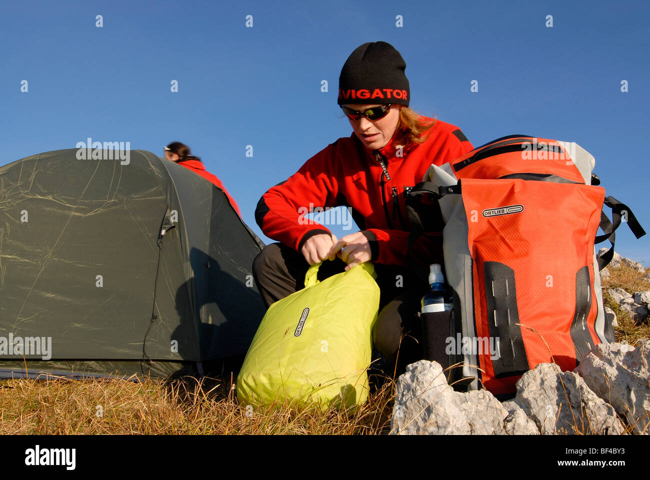 Los excursionistas, joven y mujer edificio un vivac con tienda, saco de  dormir, una mochila y un colchón para dormir, Mt. Rofan Heidachstellwand  Fotografía de stock - Alamy