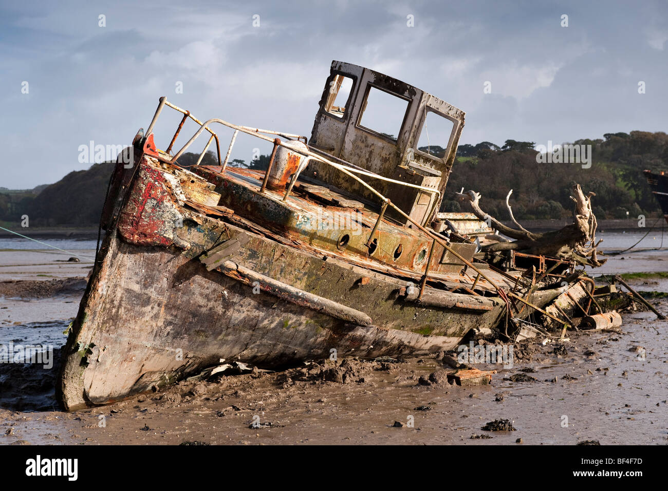 Ruinoso viejo remolcador con marea baja en el estuario Taw-Torridge Foto de stock