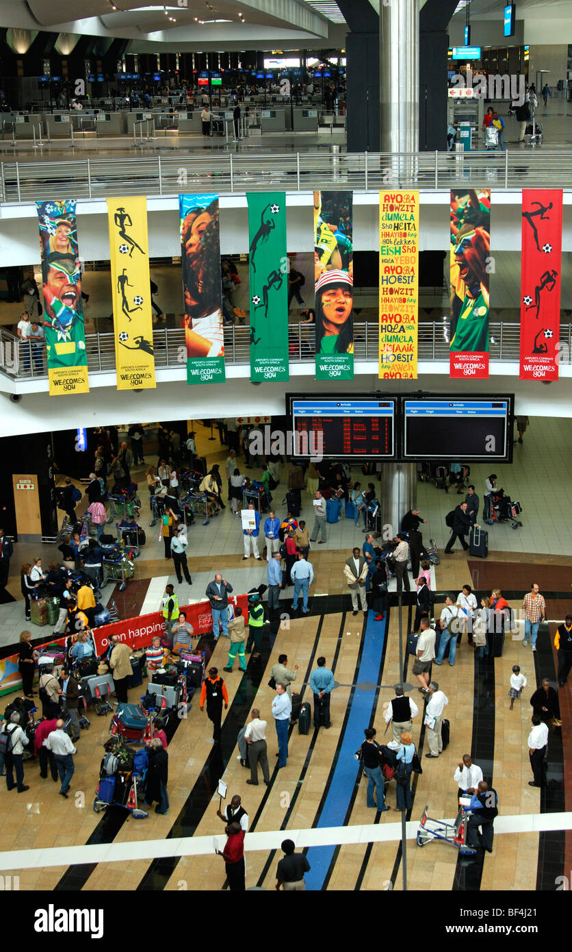 Los viajeros en el hall de llegadas de la O.R. El Aeropuerto Internacional de Tambo (ORTIA), Johannesburgo, Sudáfrica Foto de stock