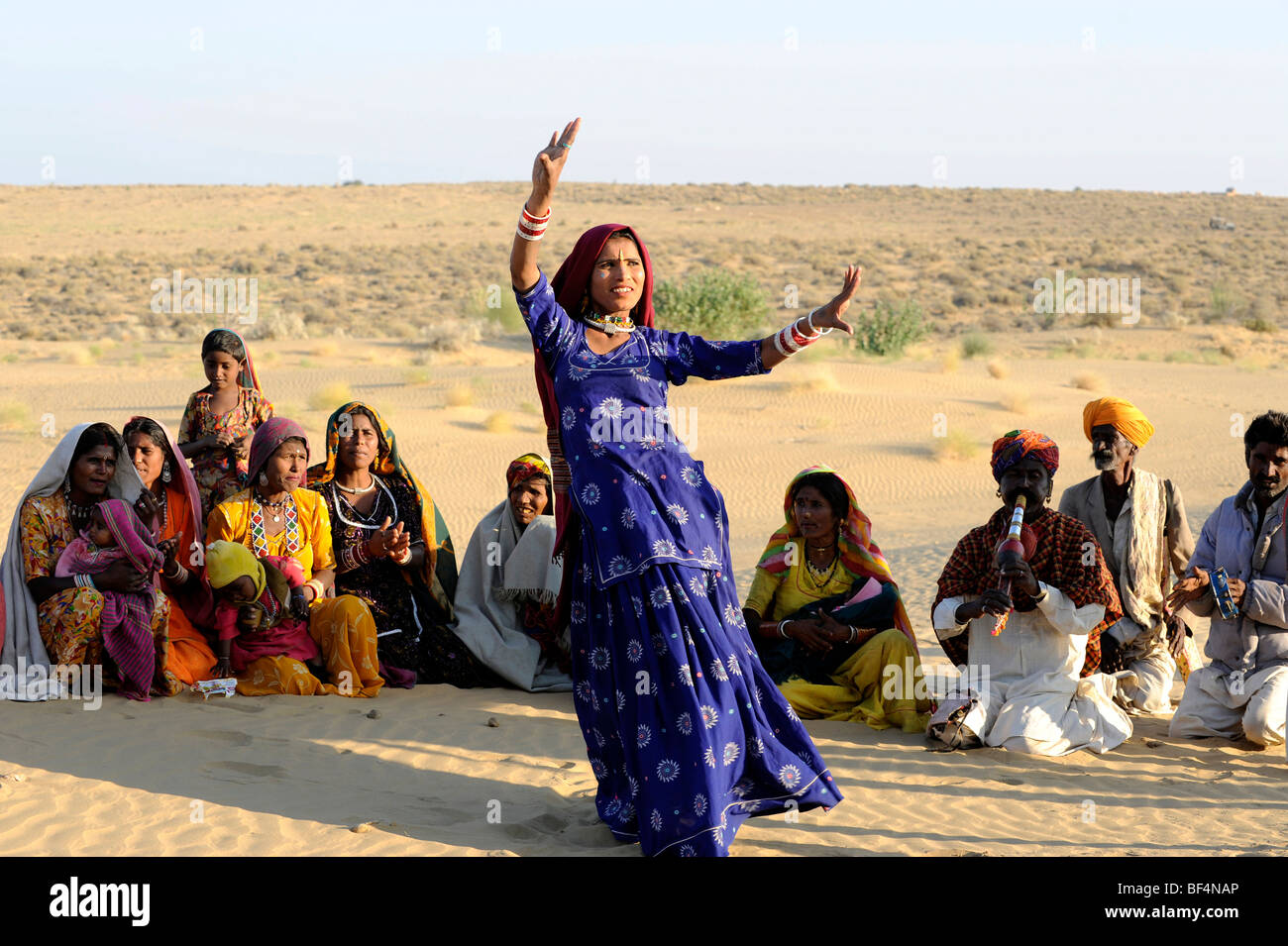 Folclore con una bailarina en el desierto de Thar, cerca de Jaisalmer, Rajasthan, India del Norte, India, Asia Meridional, Asia Foto de stock