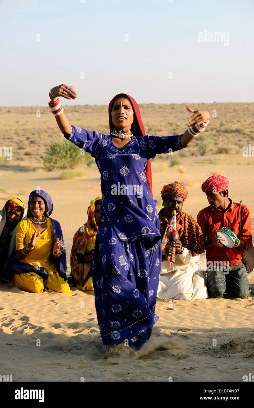 Folclore con una bailarina en el desierto de Thar, cerca de Jaisalmer, Rajasthan, India del Norte, India, Asia Meridional, Asia Foto de stock