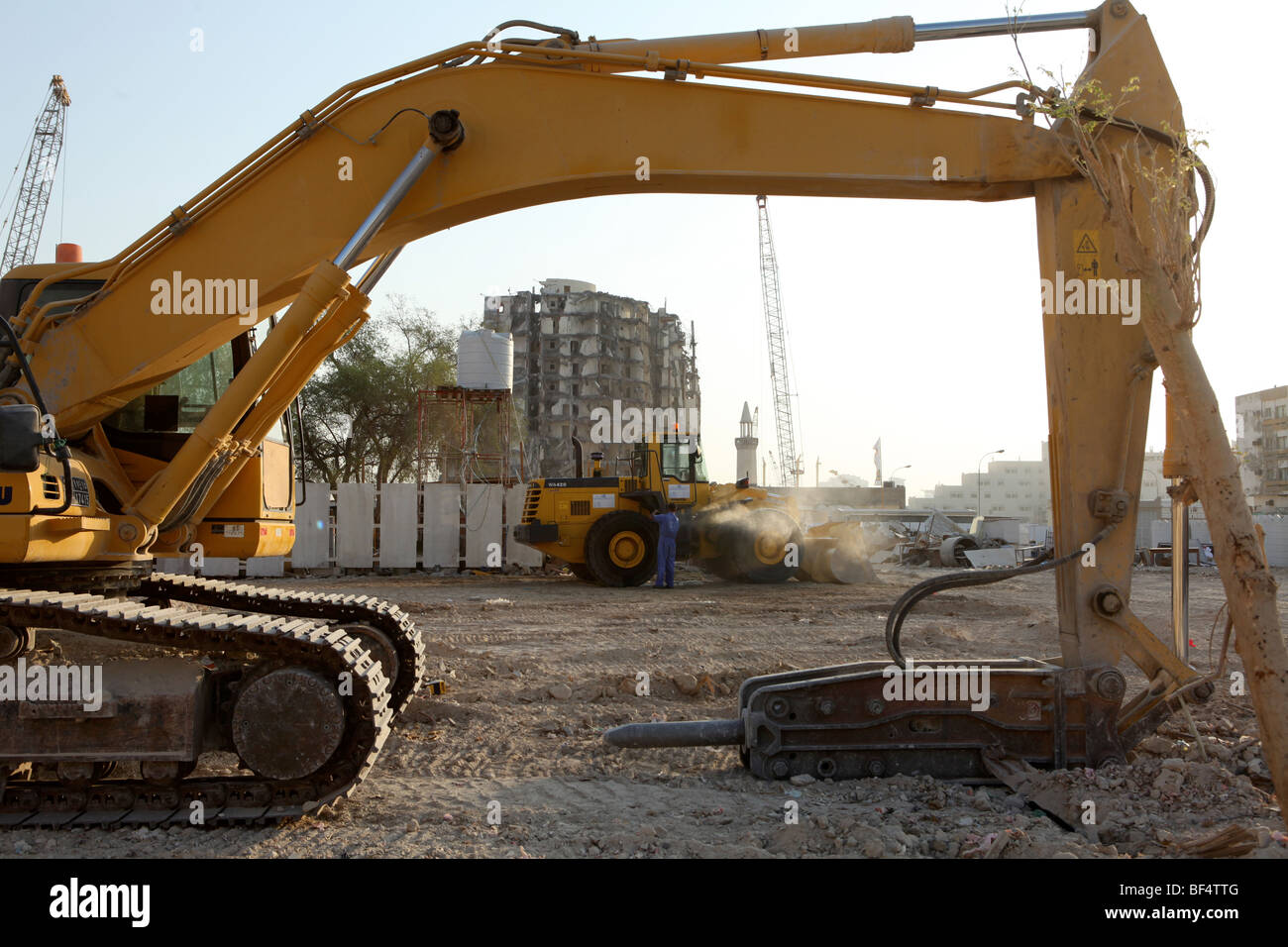 Maquinaria pesada en el sitio durante la demolición del centro de Doha, Qatar, en noviembre de 2009, de un importante programa de reconstrucción. Foto de stock