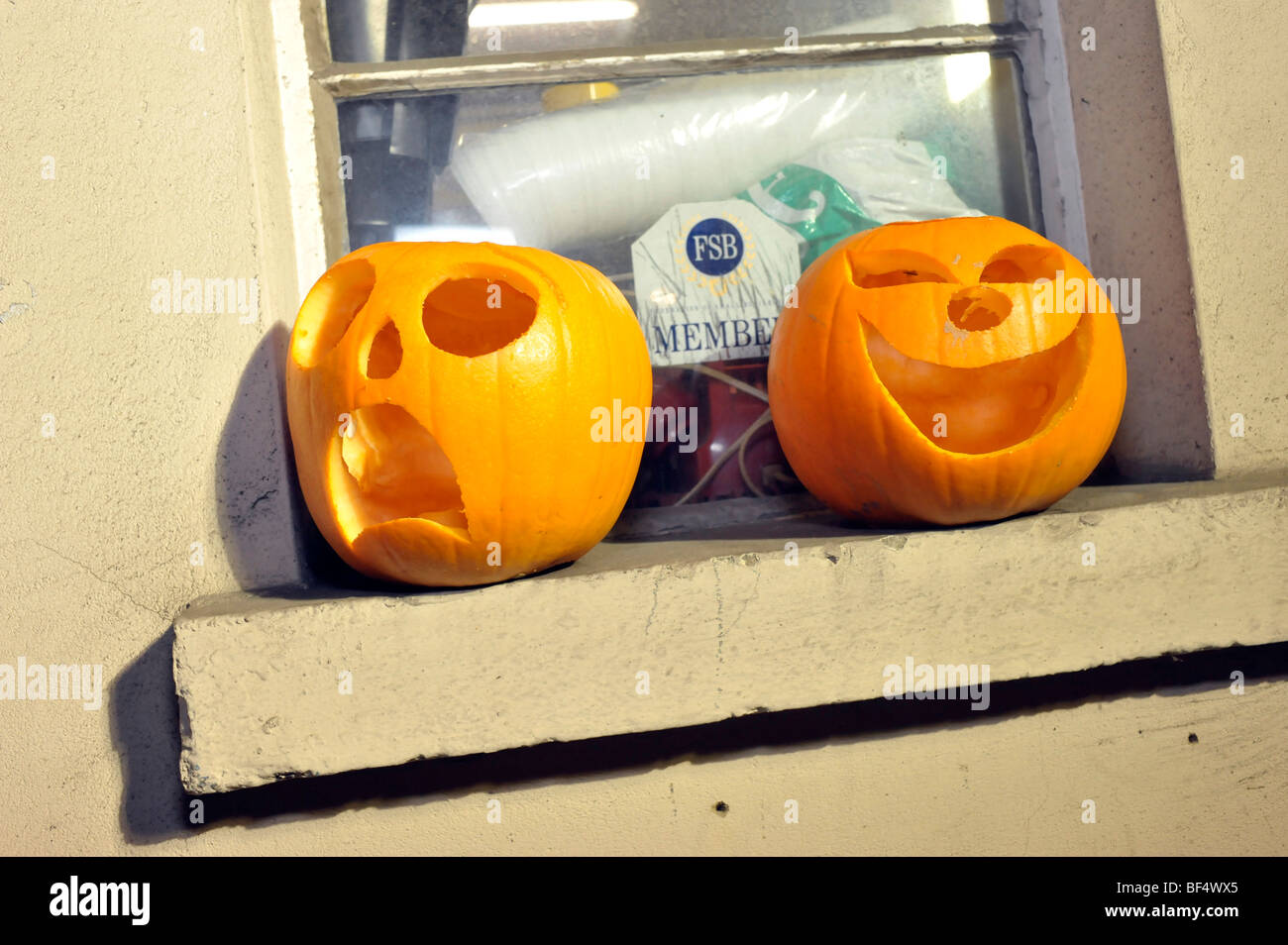 Calabaza de halloween peculiares expresiones inusuales Foto de stock