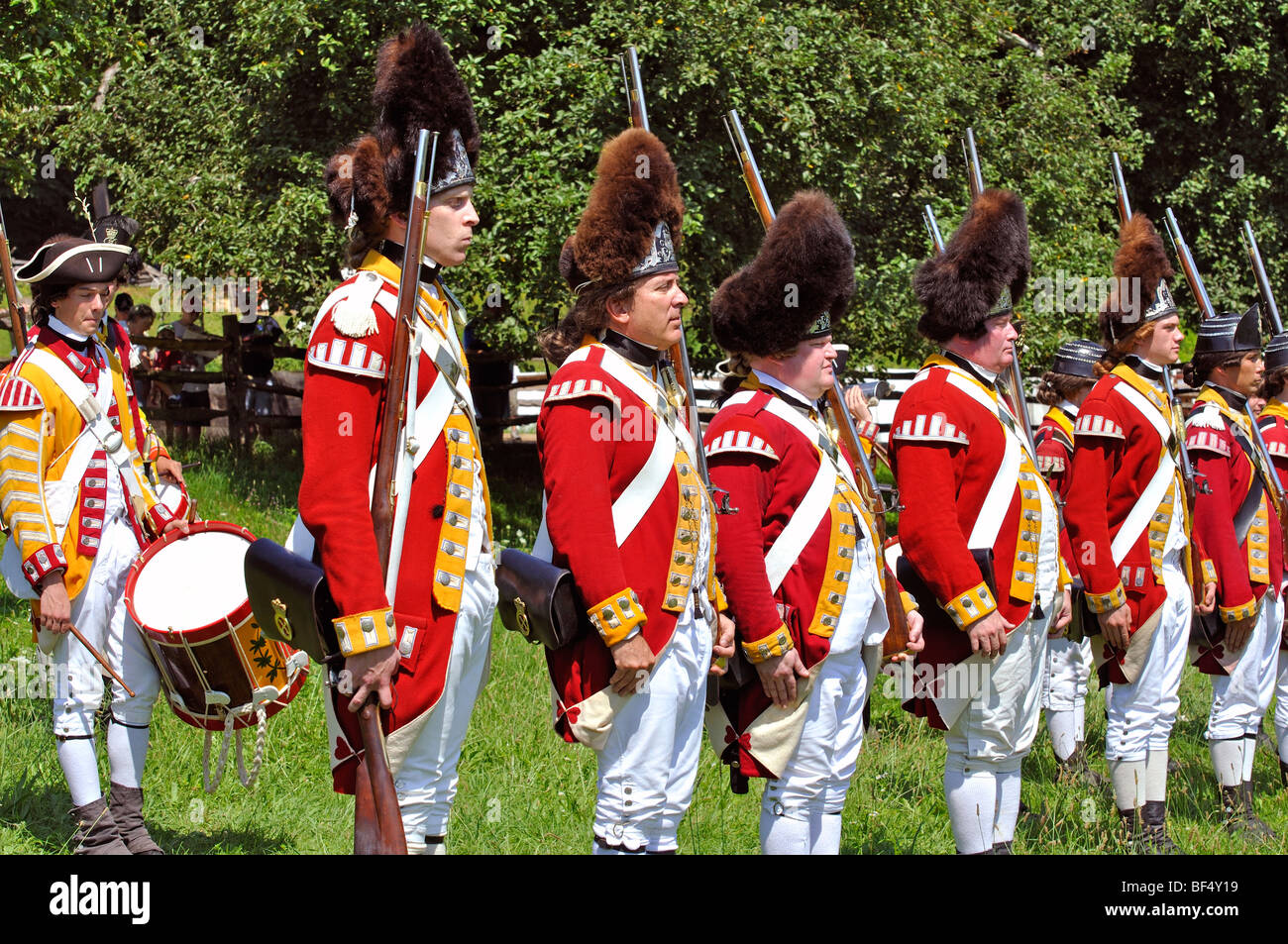 Redcoats británico - las murgas de la Guerra Revolucionaria americana (1770'S) era re-promulgación Foto de stock