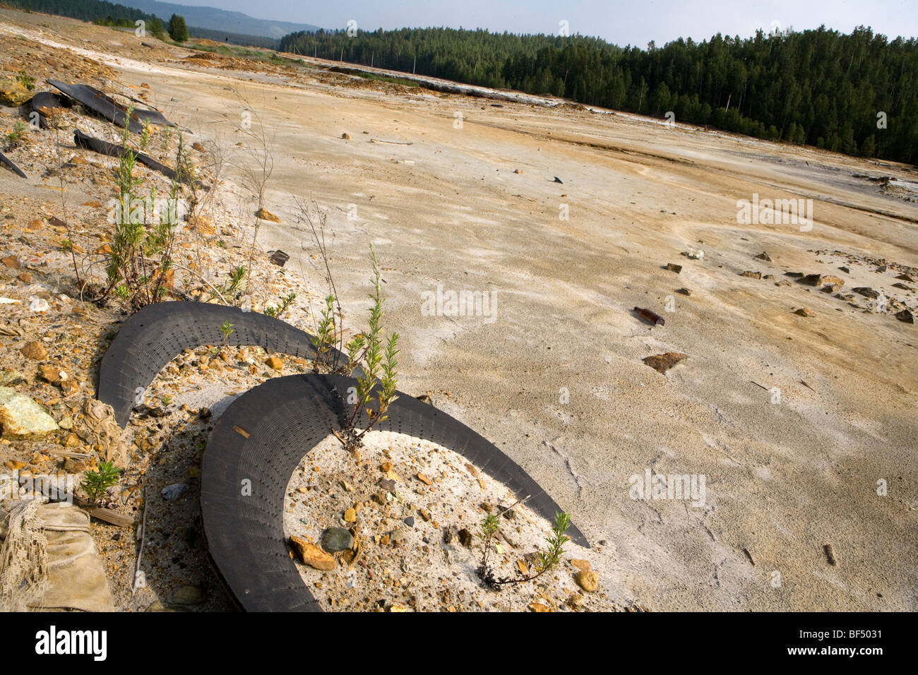 Neumáticos vertidos de residuos industriales en áridas tierras contaminadas, Karabash, Ural, Rusia Foto de stock