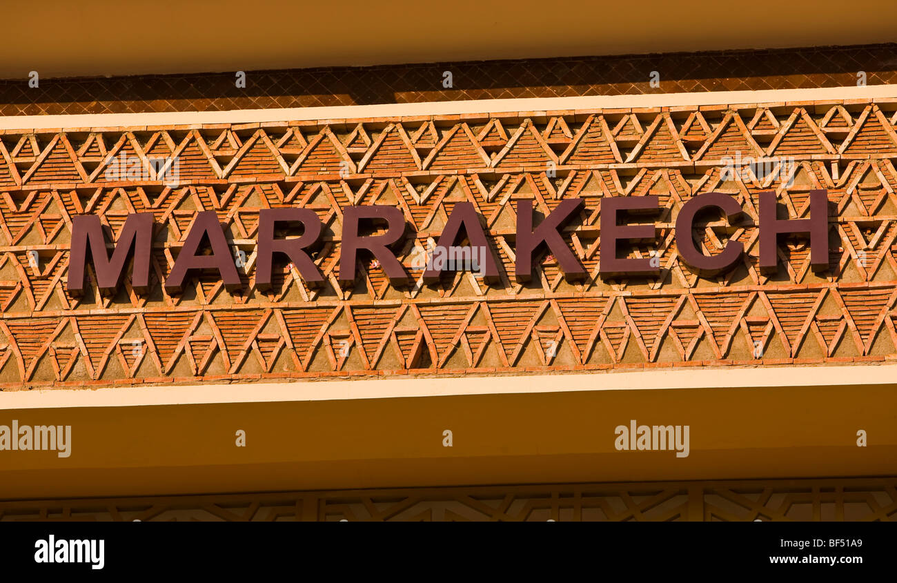 Marrakech, Marruecos - estación de tren firmar. Foto de stock