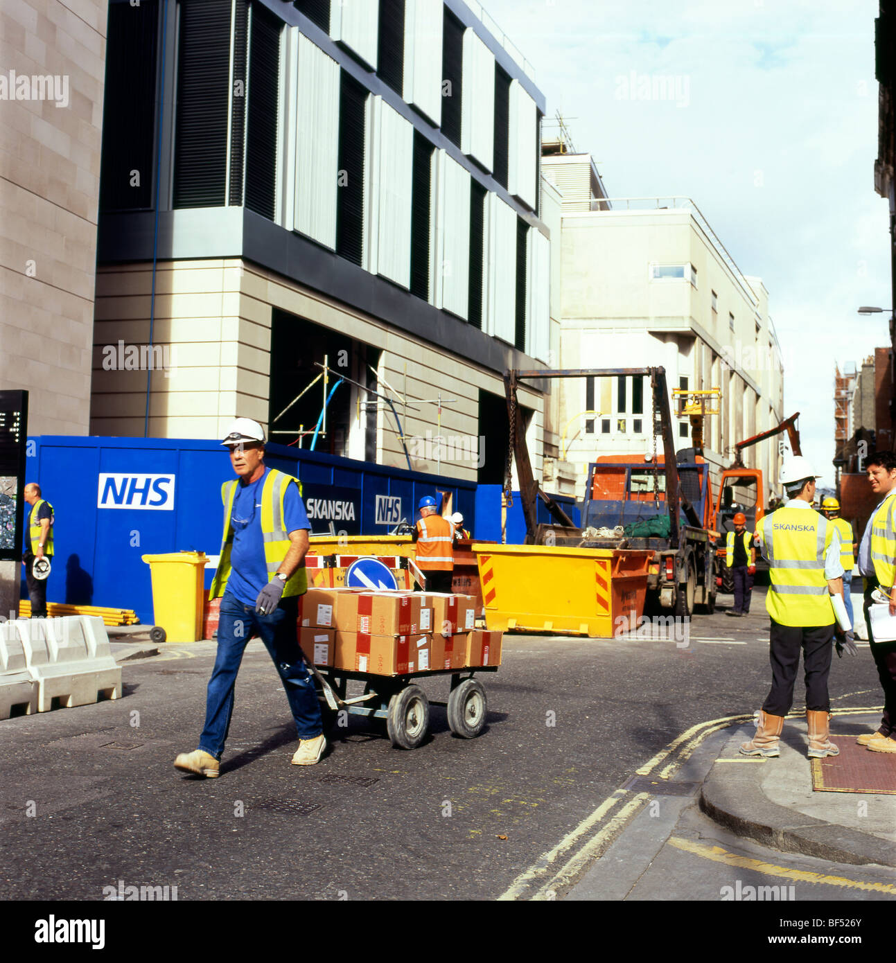 Los trabajadores sobre el NHS Saint Barts sitio de construcción del nuevo hospital de Londres Inglaterra KATHY DEWITT Foto de stock