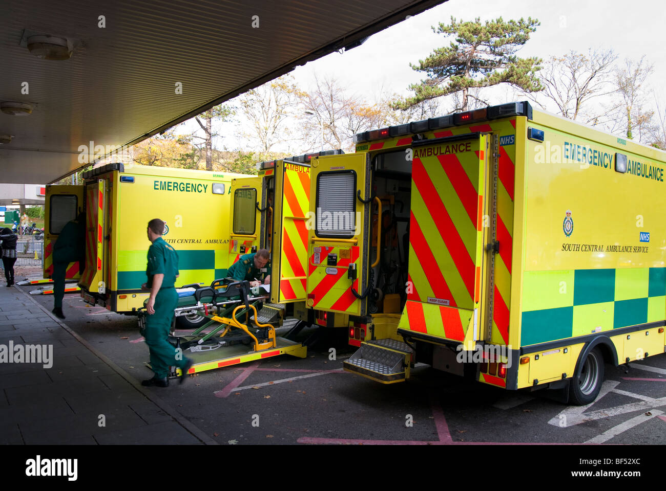 Entrada de accidentes y emergencias de la Reina Alexander Hospital con varias ambulancias esperando Foto de stock