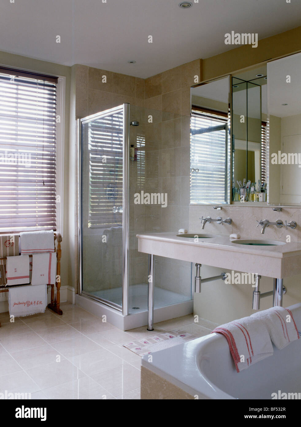 Gabinete de ducha de cristal en el cuarto de baño moderno con ... Gabinete de ducha de cristal en el cuarto de baño moderno con ...