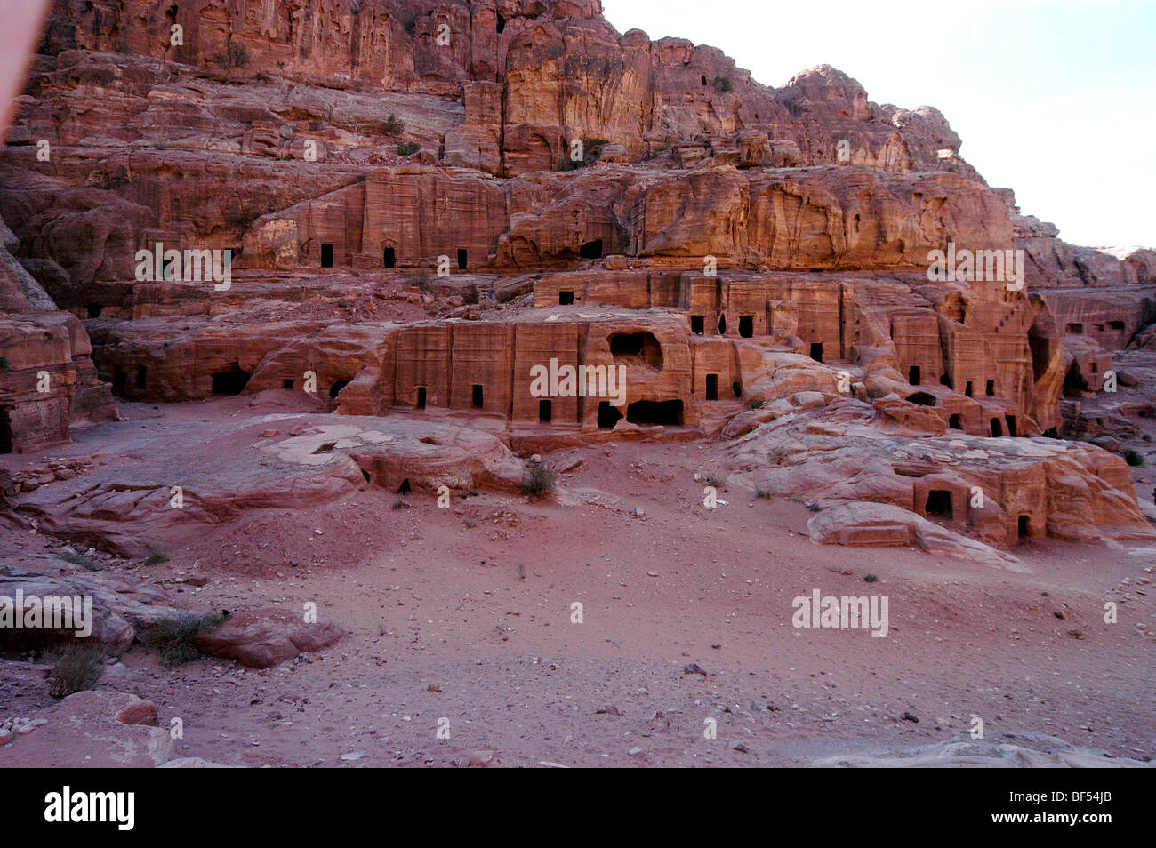 Algunas de las tumbas en las calles de las fachadas, diseñado para la facilidad de comunicación en el mundo venidero, Petra, Jordania. Foto de stock