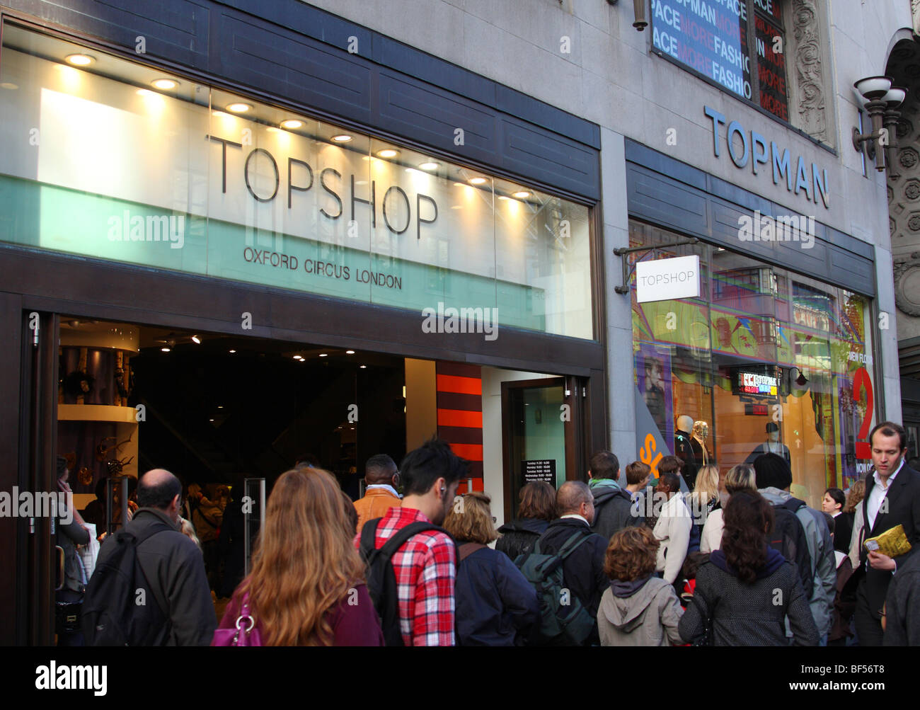 Los minoristas Topshop fashion Oxford Street, Londres, Inglaterra, Reino de stock - Alamy