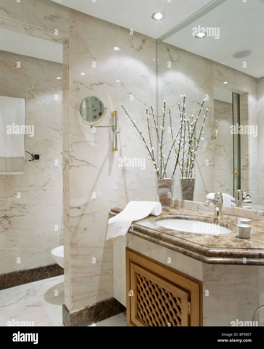 Pared con espejos sobre cuenca en tocador de baño de mármol modernos  Fotografía de stock - Alamy