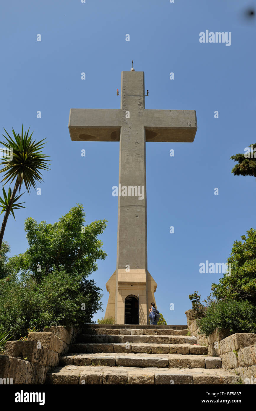 Cruz de hormigón que sirve como plataforma de visualización, Filérimos, Rodas, Grecia, Europa Foto de stock