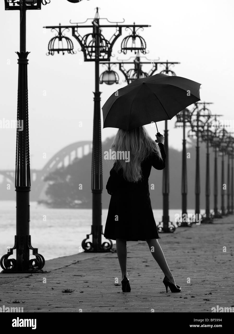 Señora con paraguas Imágenes de stock en blanco y negro - Alamy