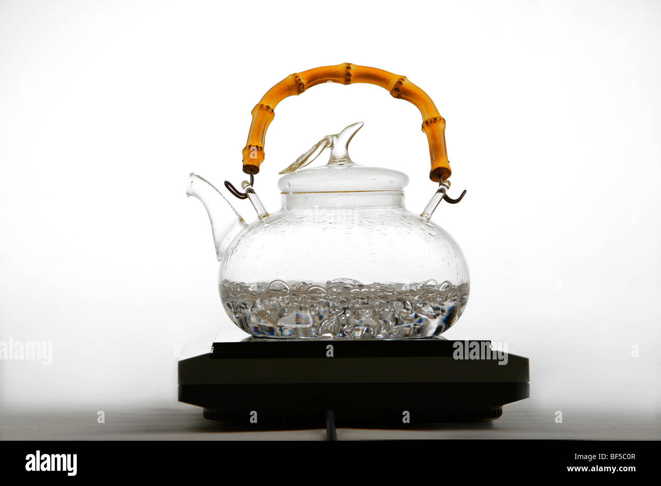 Agua hirviendo en la tetera de vidrio Fotografía de stock - Alamy