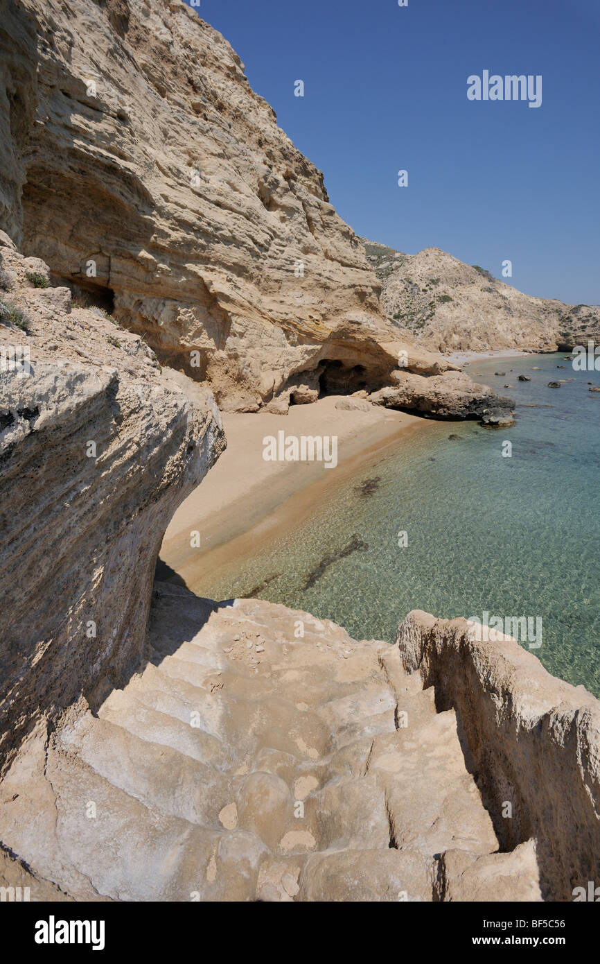 Un camino tallado en piedra conduce a una apartada bahía de baño, Cabo Fourni, Rodas, Grecia, Europa Foto de stock