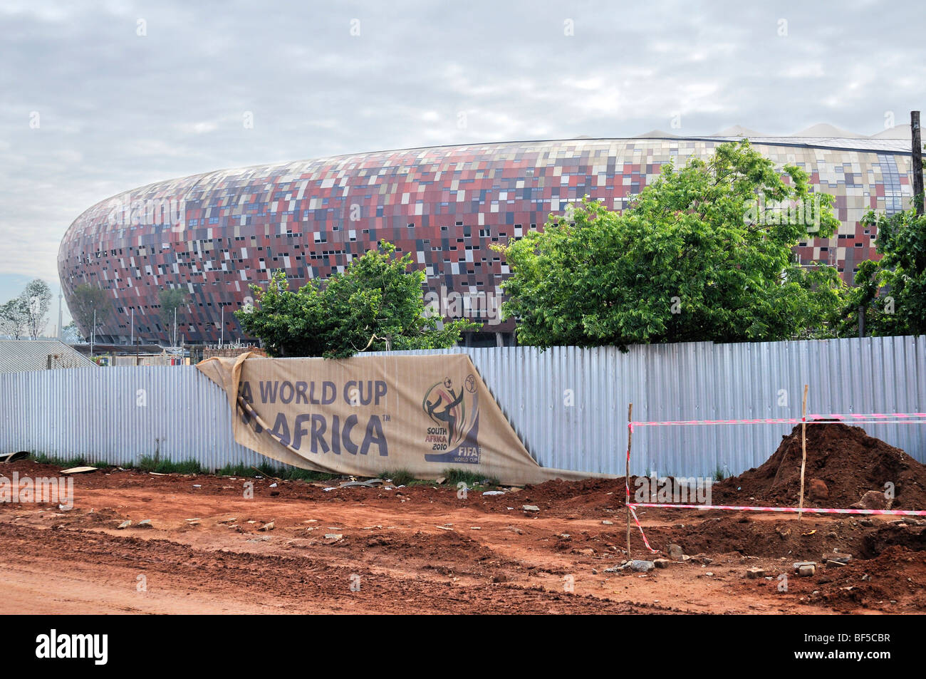 La Copa Mundial de la FIFA 2010, el sitio de construcción del estadio Soccer City, en el distrito de Soweto, Johannesburgo, Sudáfrica, África Foto de stock