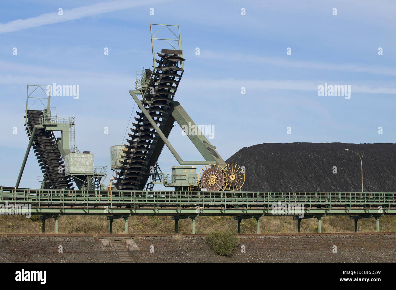 Puerto de Duisburg, carbón, carbón amontonada con cintas transportadoras, Renania del Norte-Westfalia, Alemania, Europa Foto de stock