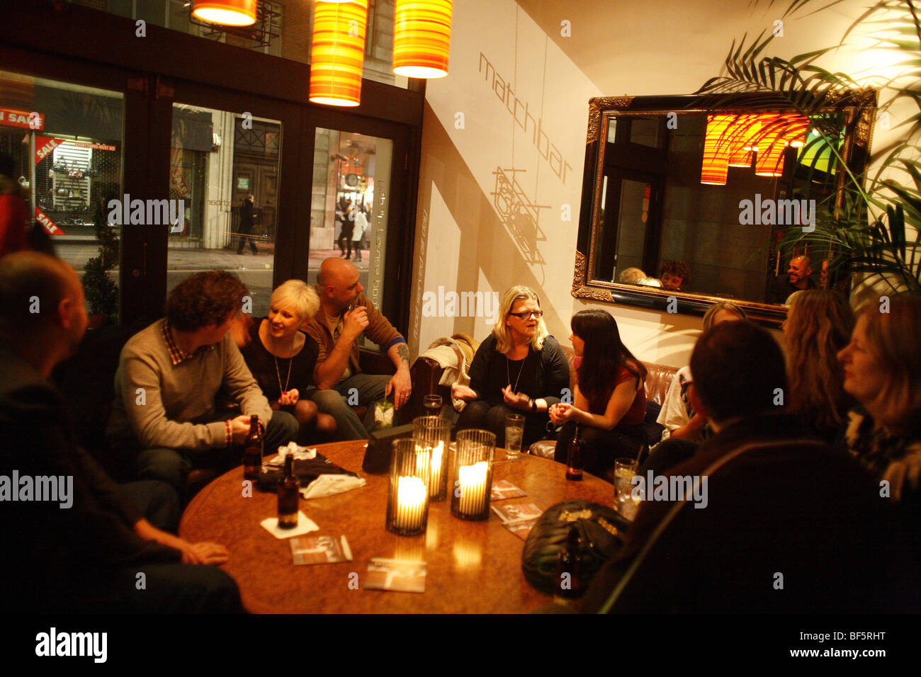 Los bebedores y socialites en Matchbar, en el centro de Londres. Foto de stock