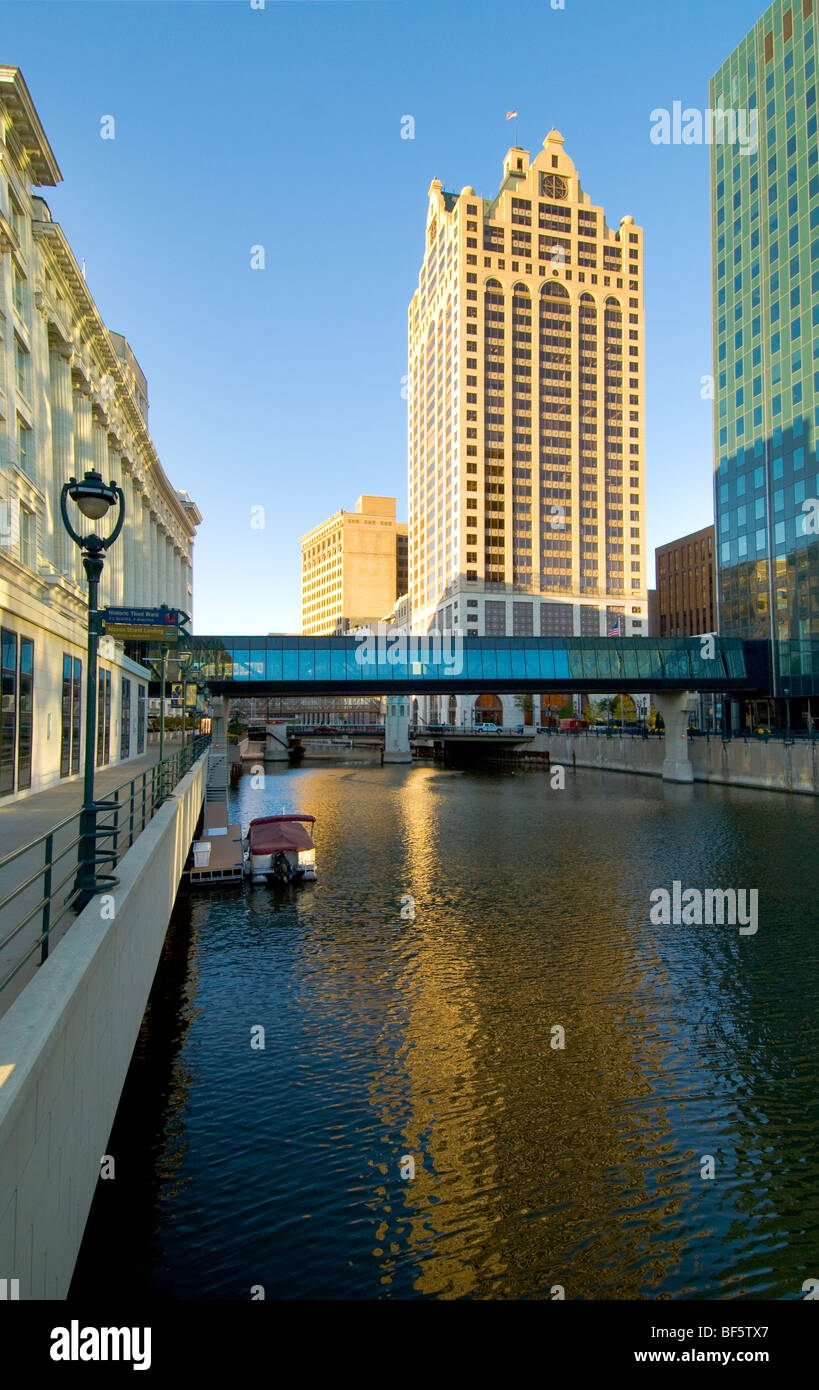 Milwaukee River y Riverwalk en el centro histórico de la ciudad de