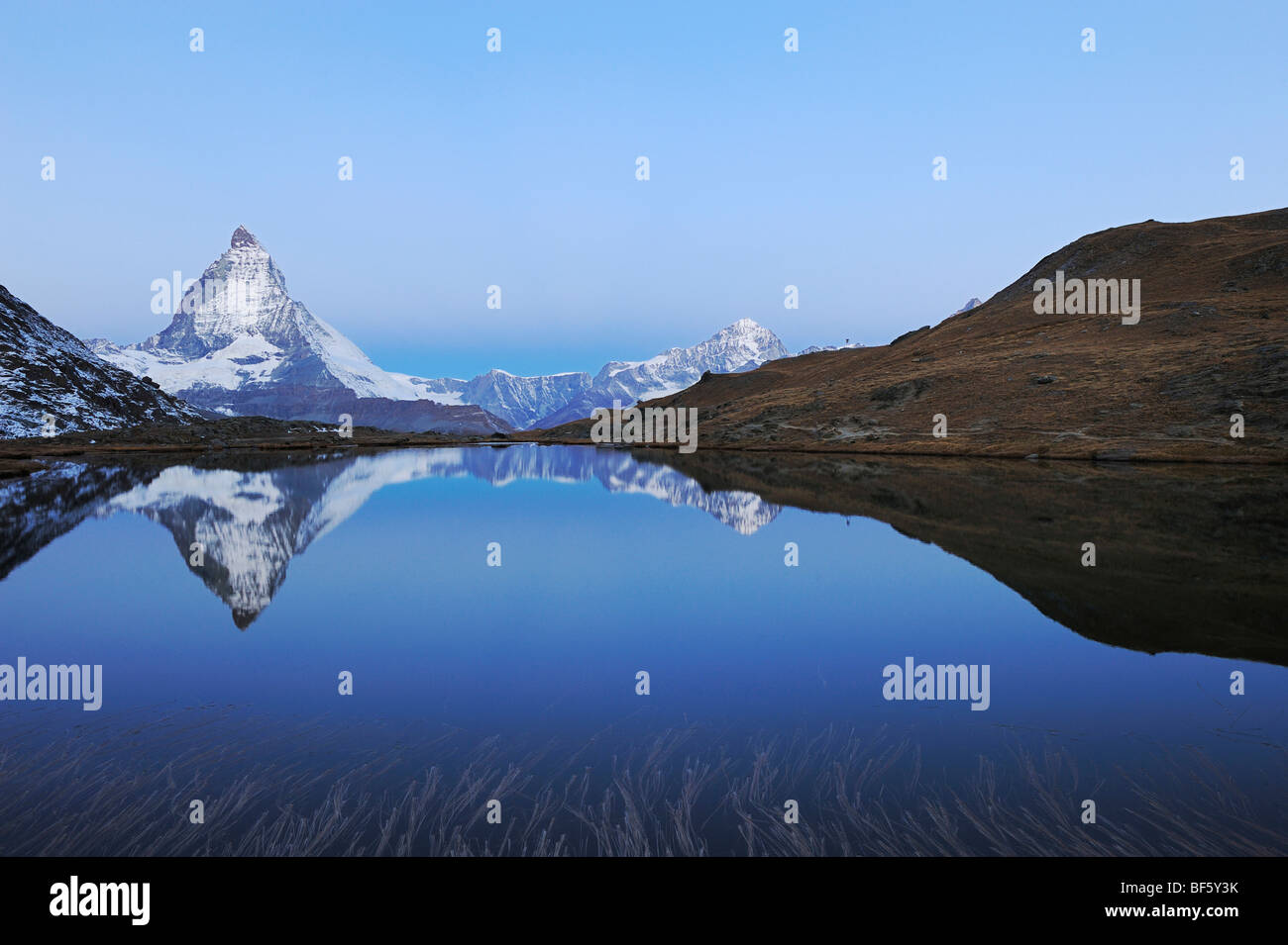 Matterhorn al amanecer en invierno, con reflejo en el Riffelsee, Zermatt, Valais, Suiza, Europa Foto de stock