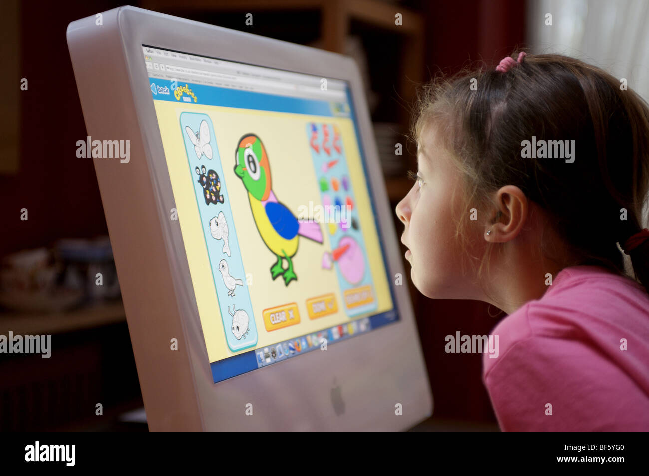Alrededor Polvoriento Dólar Niña de 6 años con un ordenador de casa para acceder a los juegos  educativos online Fotografía de stock - Alamy