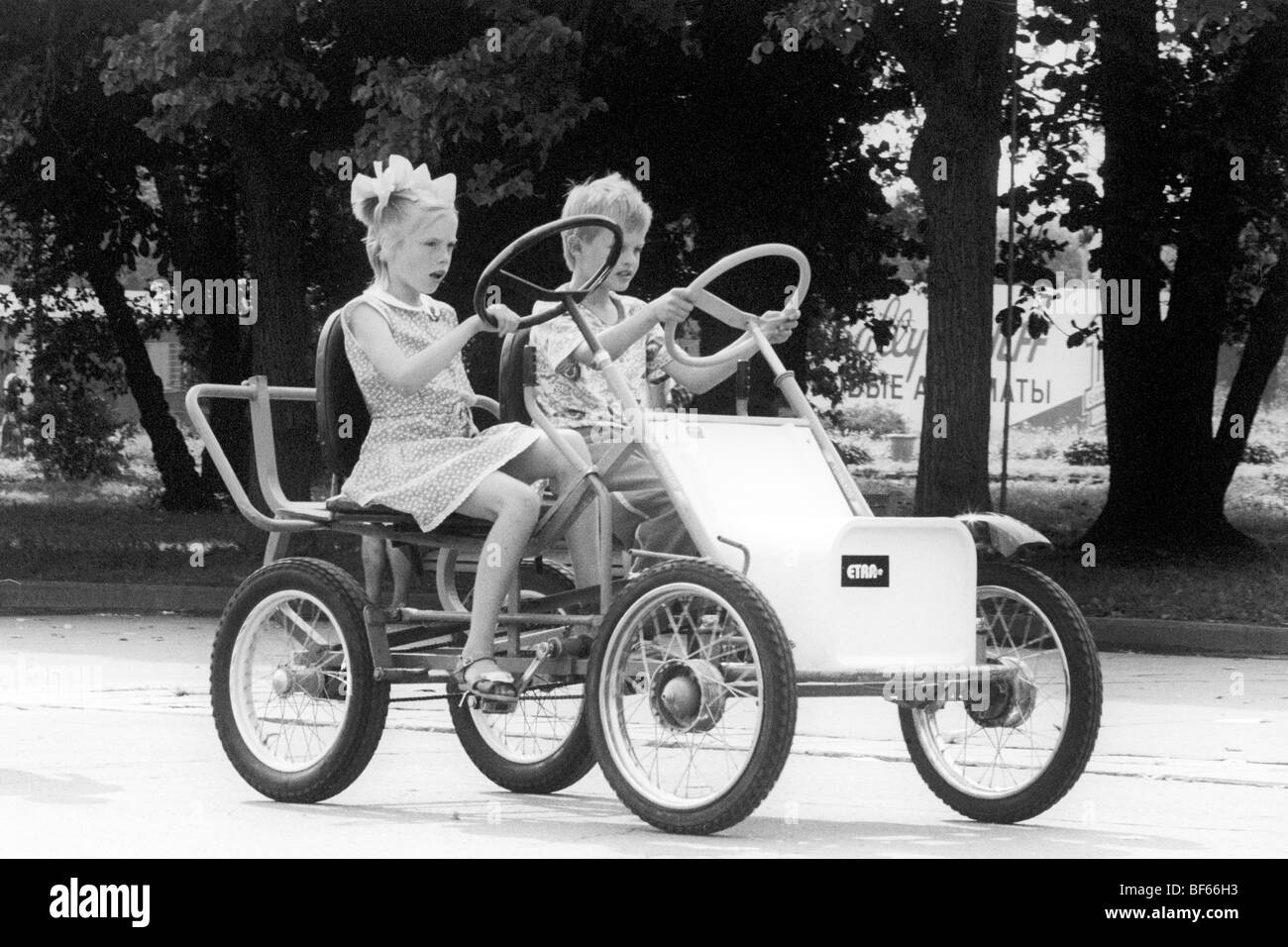 Los niños viajen en coches de pedales, Gorky Park, Moscú, 1991 Foto de stock