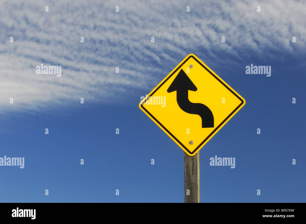 Señal de tráfico sinuoso fotografías e imágenes de alta resolución - Alamy