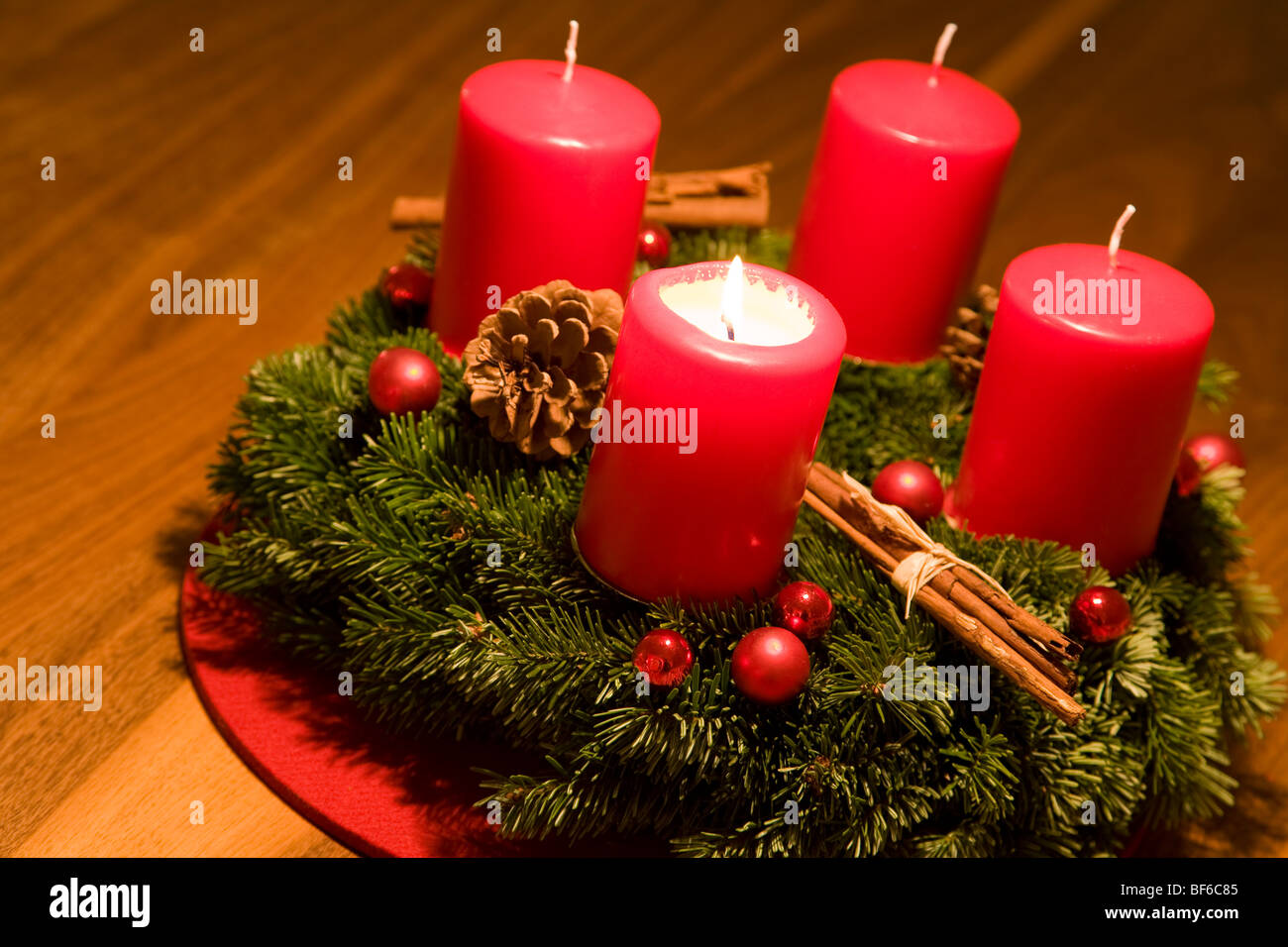 Corona de Adviento, primer domingo de Adviento, Navidad, velas encendidas, Alemania Foto de stock
